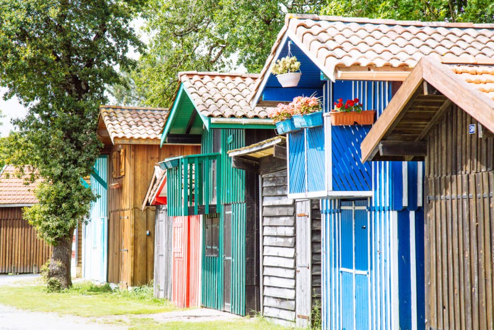 Les cabanes colorées du port de Biganos