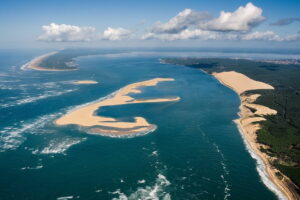 Vue du ciel sur le Bassin d'Arcachon, le Banc d'Arguin et la Dune du Pilat