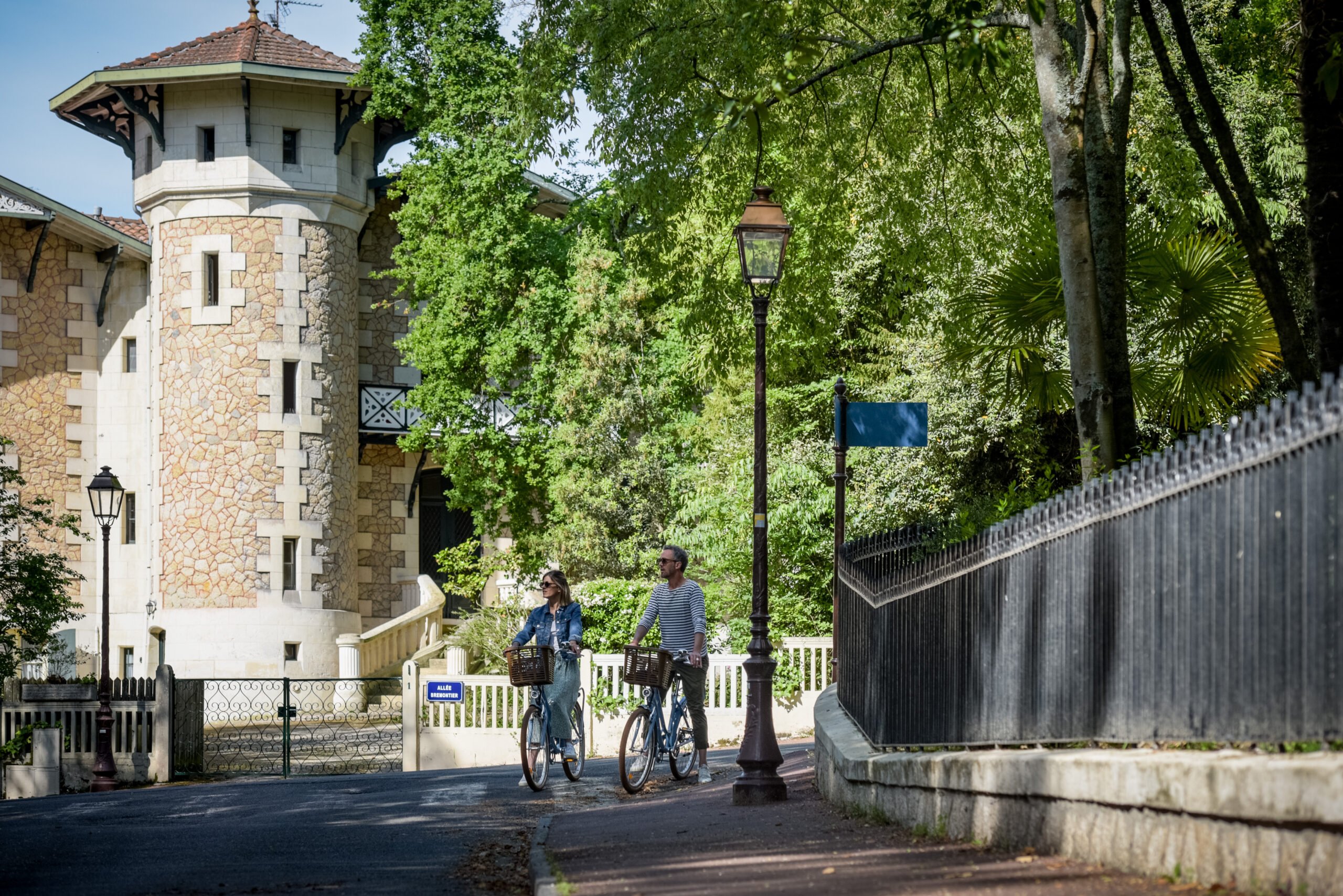 Guidon et air frais : 4 virées à vélo sur le Bassin - 20220516 HD Ville dHiver MEDINA 2 scaled - Bassin d'Arcachon
