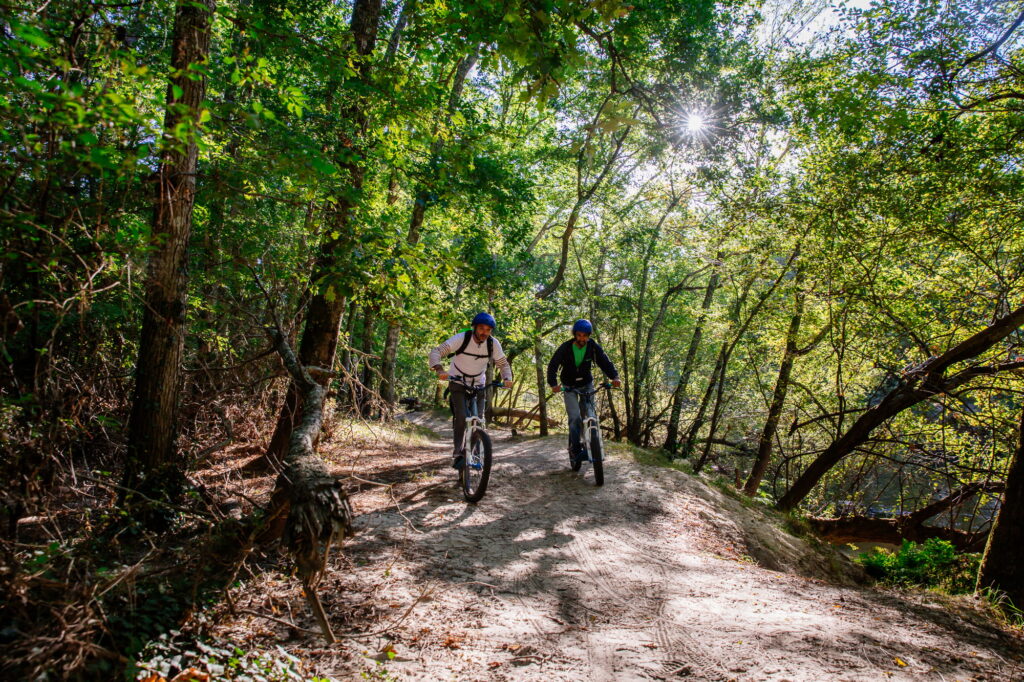Tester la trottinette sur les rives de la Leyre