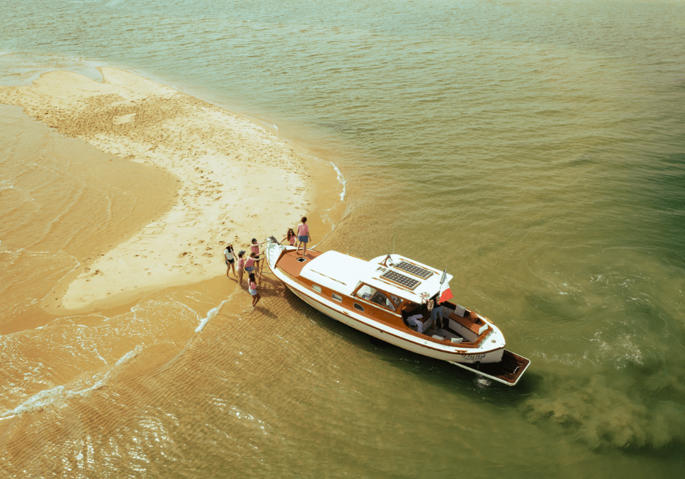 Pinasse traditionnel sur l'eau