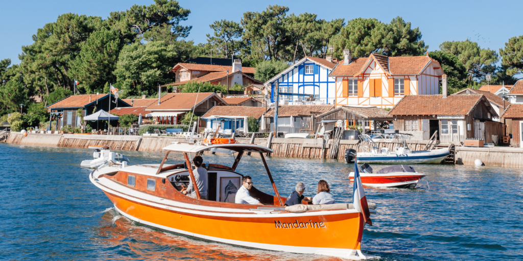 Pinasse devant villages Cap Ferret