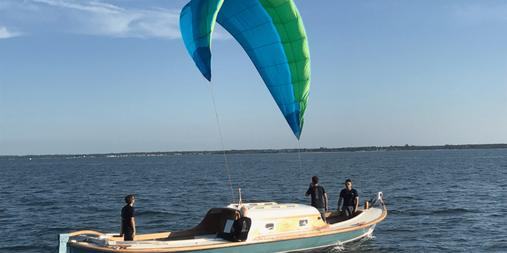 Pinasse traditionnelle tractée par une aile de SeaKite