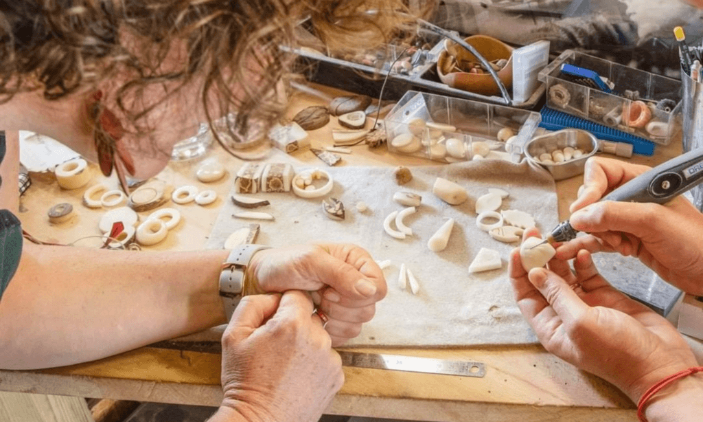 Deux femmes qui réalisent un bijou en ivoire végétal chez Kokobelli