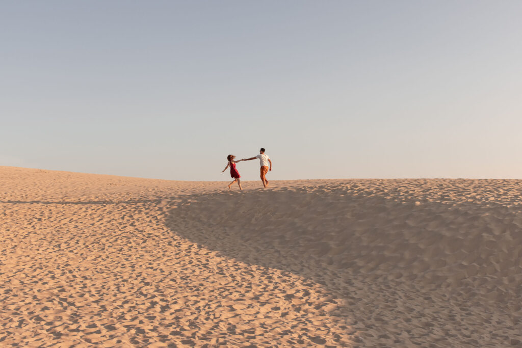 Couple se tenant la main sur la Dune du Pilat